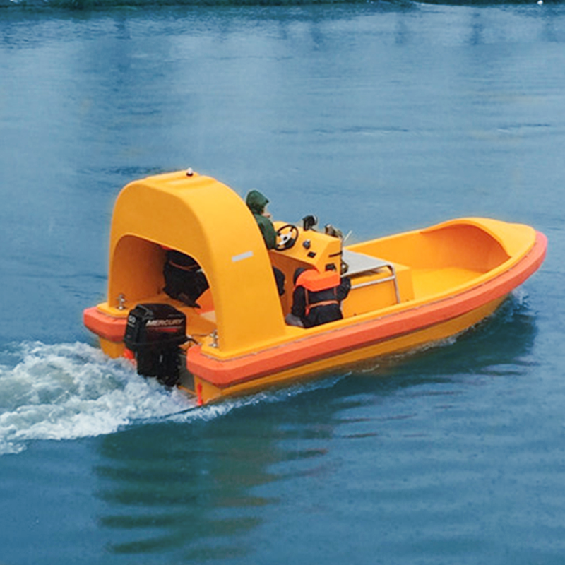 Notre bateau de sauvetage rapide et notre bossoir sont prêts à être transportés vers le port et envoyés aux Pays-Bas
