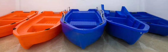 600 bateaux en plastique ont été chargés dans des conteneurs et sont prêts à être expédiés